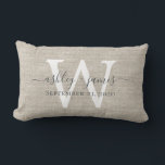 Beige Linen White Monogram Wedding Keepake Lendenkissen<br><div class="desc">Elegantes Hochzeitskuchen Beige geflochtene Leineneffektkissen mit dunkelgrauem,  schicken,  handgeschriebenen Schriftzeichen-Kalligraphie. Fügen Sie einfach Ihre Namen,  Monogramm und Hochzeitstermin ein. Großartiges Geschenk für ein frisch verheiratetes Paar. Exklusiv für Sie entworfen von Happy Dolphin Studio. Wenn Sie Hilfe oder passende Produkte benötigen,  kontaktieren Sie uns bitte unter happydolphinstudio@outlook.com.</div>