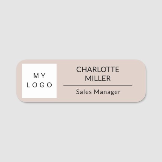 Beige Logo Mitarbeiter modern Namensschild (Vorderseite)