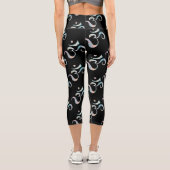 Beige Marbled Om Scattered Black Background Capri Leggings (Rückseite)