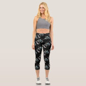 Beige Marbled Om Scattered Black Background Capri Leggings (Vorderseite)
