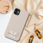 Beige Minimal Moderne Anfangsbuchstaben Case-Ma Case-Mate iPhone Hülle<br><div class="desc">Haben Sie Liebe,  Ihr iPhone-Cover so oft wie wir zu ändern? Karo diesen Beige Minimal Modern Initial Monogram Name iPhone 13 Case. Sie können es ganz einfach mit Ihrem eigenen Namen und Monogramm personalisieren. Und als Bonus gibt es ein paar zusätzliche doodle Sterne. Gute Anpassung! Mit Liebe,  Frankie   Marlow!</div>