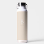 Beige Minimal Modernes Anfangsmonogramm Trinkflasche<br><div class="desc">Dieses Design der Wasserflasche zeichnet sich durch ein einfaches Monogramm in Beige & Weiß-Farbe aus. Machen Sie einen freundlichen Trinkbehälter mit Ihrem Initial und Namen. Diese personalisierte Wasserflasche ist ein einzigartiges Geschenk für einen ganz besonderen oder für sich. Wenn Sie gewollt haben, die Schriftart oder Position zu ändern, klicken Sie...</div>