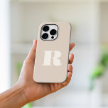 Beige Minimalistisch Moderne erste fette Monogramm<br><div class="desc">Beige Minimalistische moderne erste Monogram Phone Case. Erstellen Sie Ihren eigenen personalisierten iPhone Case mit individuellem Anfangsnamen.</div>