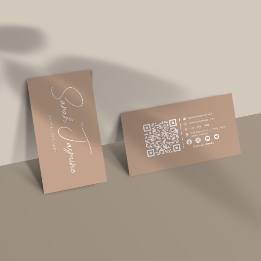 Beige Minimalistische Elegant Scannable Qrcode Visitenkarte