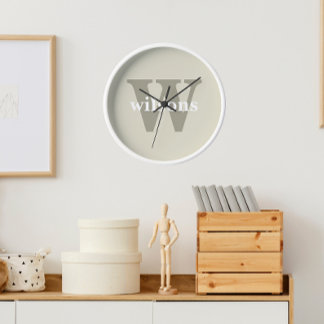 Beige moderne minimalistische Anfangs- und Namensu Uhr