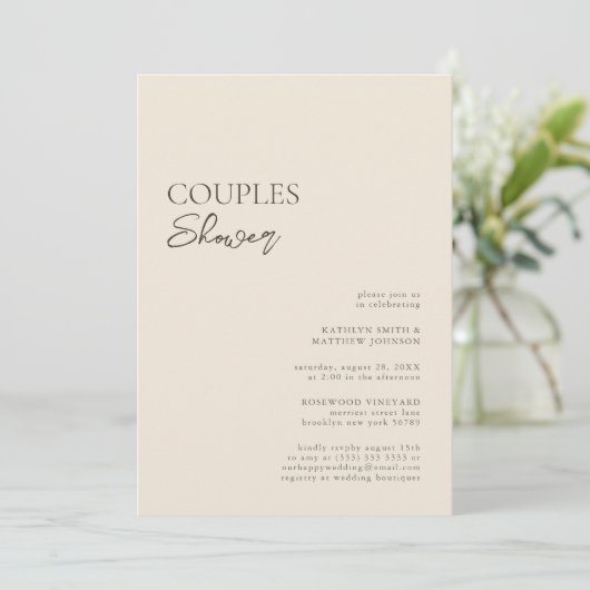 Beige moderne Whimsical Script Couples Dusche Einladung (Stehend Vorderseite)