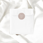 Beige Monogram Script Ampersand Hochzeit Runder Aufkleber<br><div class="desc">Feiern Sie Ihre Gewerkschaft mit einer Touch von maßgeschneiderter Eleganz mit unseren personalisierten Hochzeitsaufklebern. Diese Aufkleber mit dem Fokus auf zeitloser Eleganz und zeichnen sich durch ein raffiniertes Serifenmodell aus, das die Festigkeit und die Dauerhaftigkeit Ihrer Bindung symbolisiert. Der Ampersand, elegant in einem klassischen Drehbuch dargestellt, verbindet künstlerisch Ihre Initialen...</div>