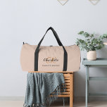 Beige Monogramm-Initialen Name modern Duffle Bag<br><div class="desc">Beigefarbener Hintergrund,  weißer und goldener Text. Personalisieren und fügen Sie Ihren Vornamen,  Monogramm-Initialen und vollständigen Namen.</div>