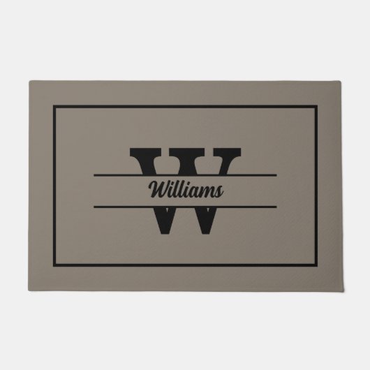 Beige Monogramm Personalisierter Familienname Fußmatte (Vorderseite)