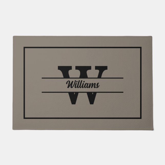 Beige Monogramm Personalisierter Familienname Fußmatte (Vorderseite)