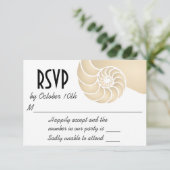 Beige Nautilus Muschel Beach Wedding RSVP Karte (Stehend Vorderseite)