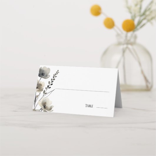 Beige Neutral Floral Wedding Platzkarte (Vorderseite)
