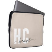 Beige Personalisiert-Minimal Modernes Monogramm Laptopschutzhülle (Vorne Rechts)