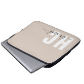 Beige Personalisiert-Minimal Modernes Monogramm Laptopschutzhülle (Vorne Knopf)