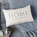 Beige Personalisierte Zuhause-Typografie mit Adres Lendenkissen<br><div class="desc">Personalisieren Sie Ihren Wohnraum mit diesem einzigartigen, individuellen Design mit dem Wort "ZUHAUSE" in einer großen schönen Schrift. Unter diesem Text befindet sich eine Textvorlage zur Personalisierung mit Ihrer Straßenadresse. Dieses Kissen wird in einem neutralen hellen Beige mit grauem Text gezeigt, ein vielseitiges Farbschema, das gut mit vielen anderen Farben...</div>