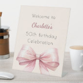 Beige Pink-Bugcreme Geburtstagsgeschenk Sockelschild (In Situ)