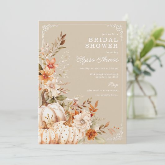 Beige Pumpkin und Blume Brautparty Einladung (Stehend Vorderseite)