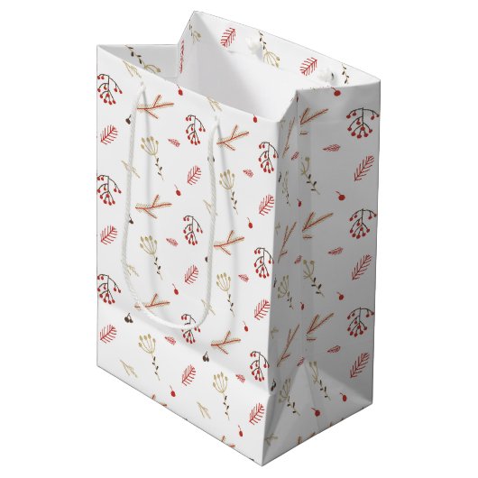 Beige Red Holly Berry Holiday Medium Geschenktasch Mittlere Geschenktüte (Vorderseite Schrägansicht)