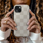 Beige Retro Karo Case-Mate iPhone Hülle<br><div class="desc">Die hellbeige und Elfenbeinfarben sind in einem schicken Boho-Schachbrettmuster gehalten. Verwenden Sie die Entwurfswerkzeuge,  um eigene Monogramme,  Namen oder andere Texte hinzuzufügen oder die Hintergrundfarbe zu ändern,  um eine einzigartige Geräteabdeckung zu erstellen.</div>