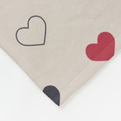 Beige & rotes Herz Nahtloses Muster Cute Minimal Fleecedecke (Ecke)