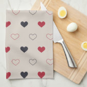 Beige & rotes Herz Nahtloses Muster Cute Minimal Geschirrtuch (Viertel Falte)