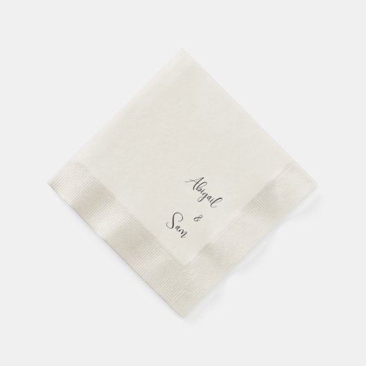 Beige Script Personalisierter Hochzeitscocktail Serviette (Ecke)