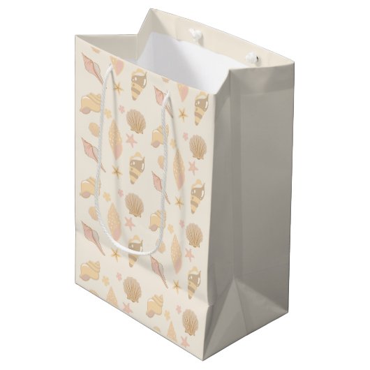 Beige Shells Pattern Mittlere Geschenktüte (Vorderseite Schrägansicht)