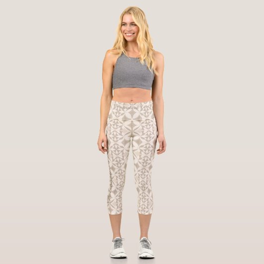 Beige Sternmuster mit eigenem Text und Logo Capri Leggings (Vorderseite)