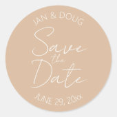 Beige Stilisierte SkriptWedding Save the Date Runder Aufkleber (Vorderseite)