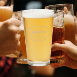 Beige Stilisierter Hochzeitsslifter Trauzeuge Glas<br><div class="desc">Bierglas für den Trauzeuge,  der seinen Namen in einer trendigen Beige-Farbe druckt,  stilisierte Schrift in einer beigen ovalen Grenze mit dem Hochzeitstag. Eine tolle Party-Angebotsidee für eine Bachelor-Party! Personalisieren Sie Ihr Bierglas,  indem Sie den Namen und das Datum mit Ihrem eigenen ersetzen. Erhältlich in vielen beliebten Hochzeitsfarben.</div>