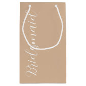 Beige Stylisierte Script Wedding Bridesmaid Kleine Geschenktüte (Rückseite)