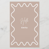 Beige Taupe Wavy Border Menükarte mit Namen (Rückseite)