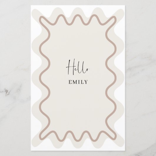 Beige Taupe Wavy Border Menükarte mit Namen (Rückseite)