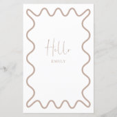 Beige Taupe Wavy Border Menükarte mit Namen (Rückseite)