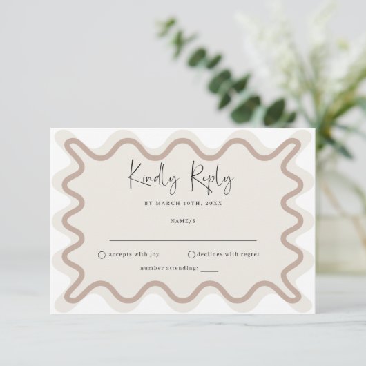 Beige Taupe Wavy Border RSVP Card Begleitkarte (Stehend Vorderseite)