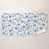 Beige towel with blue flowers - Elegant bath towel Badehandtuch (Badehandtuch)