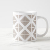 Beige Trendy Triangle Pattern Jumbo-Tasse (Rechts)
