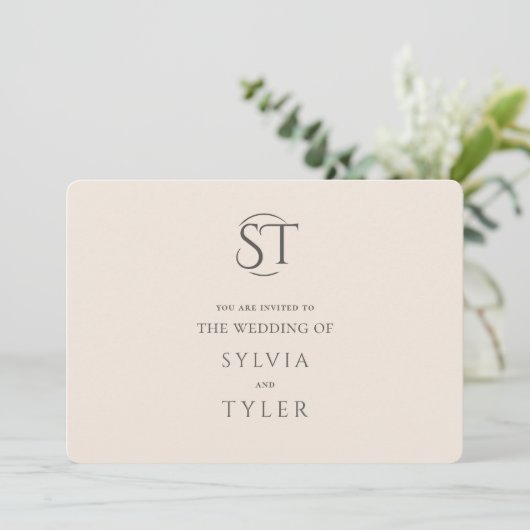Beige Typografie Wappen Monogram Wedding Einladung (Stehend Vorderseite)