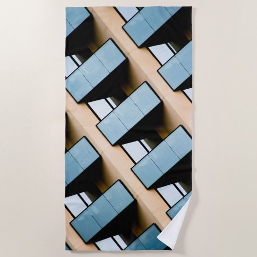 Beige und blaue geometrische Muster Strandtuch (Vorderseite)