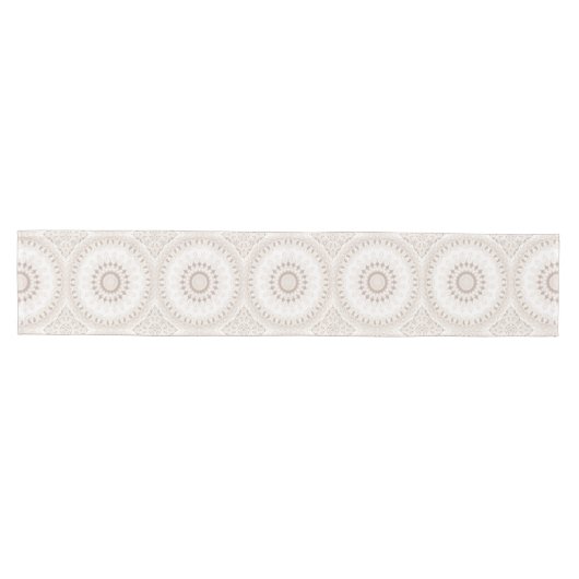 Beige und Cream Mandala Muster Mittelgroßer Tischläufer (Horizontal)