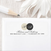 Beige und graue Beschriftung der Monogramm-Adresse (Insitu)