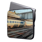 Beige- und Marobahn Laptopschutzhülle (Vorderseite Links)