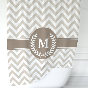 Beige- und Mocha-Chevron-Monogramm-Initiale Duschvorhang