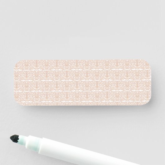 beige und weiß karierte Muster auf weißem Bach Namensschild (Beispiel)