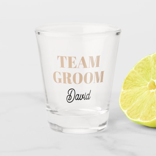 Beige Wedding Team Groom Personalisiert Schnapsglas (Vorderseite)