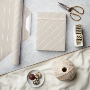 Beige weiße dünne diagonale Streifen Muster Geschenkpapier