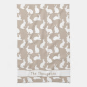 Beige-weißes Hasenmuster und Name Ostern Geschirrtuch (Vertikal)