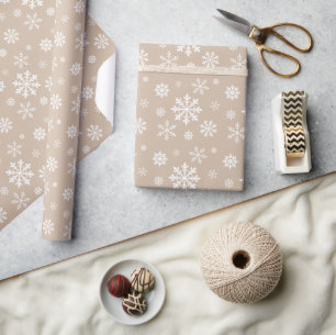 Beige-weißes Winter-Schneeflockenmuster Geschenkpapier