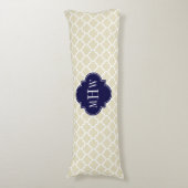 Beige Welch marokkanischer #5 Navy Blue 3 Initial  Seitenschläferkissen (Vorderseite Vertikal)