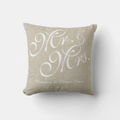 Beige White Linen Mr. and Mrs Wedding Pillow Kissen (Vorderseite)